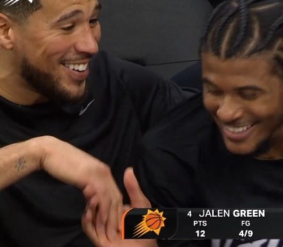 九游娱乐赞助不莱梅-终于等到你！布克在板凳席给杰伦·格林捏肩膀 两人有说有笑